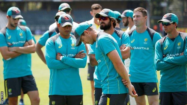 Tim Paine (centre) and the Australian team after their defeat in the fourth Test by South Africa