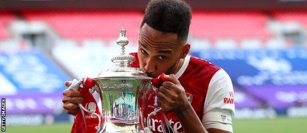 Aubameyang kisses FA Cup trophy