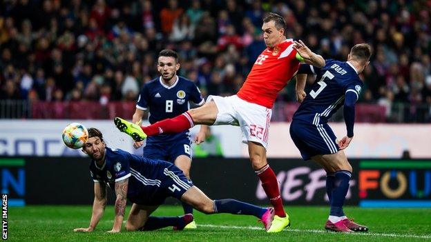 Artem Dzyuba scores for Russia