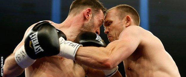 Enzo Maccarinelli fighting Juergen Braehmer