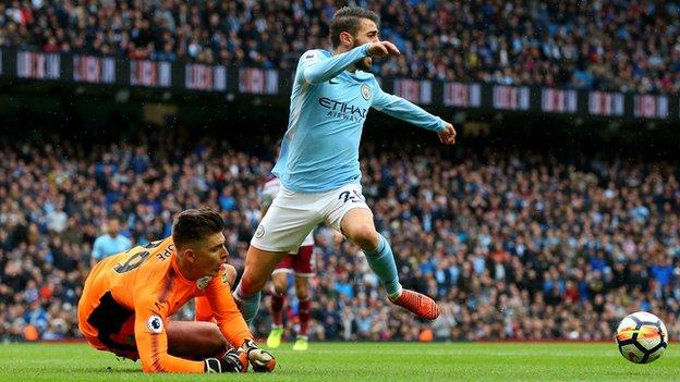 Adam Pope collides with Bernardo Silva