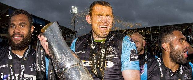 Al Kellock with the Pro12 trophy