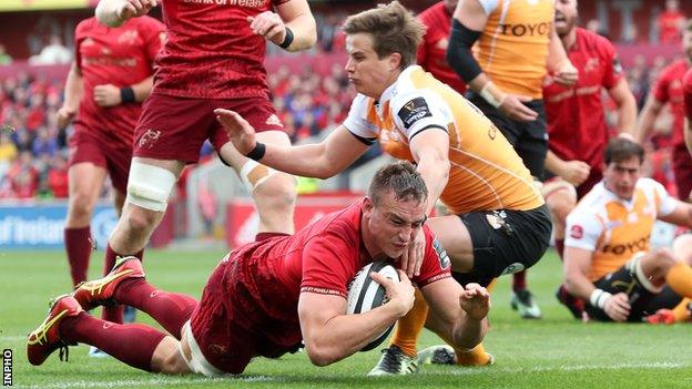 Tommy O'Donnell dives over for Munster's first try