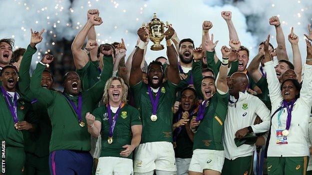 Siya Kolisi lifts the Web Ellis Cup after beating England in 2019