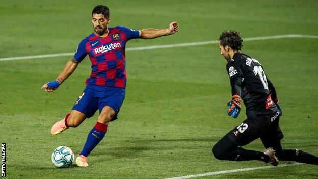 Luis Suarez scores for Barcelona against Espanyol