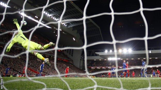 Manchester United keeper David de Gea saves a shot from Philippe Coutinho