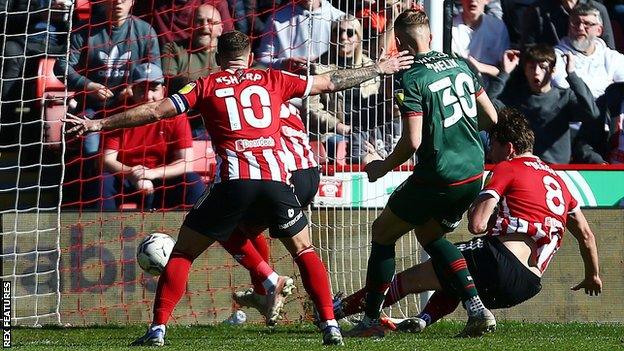 Sander Berge scores for Sheffield United