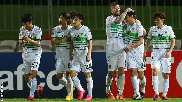 Jeonbuk Motors players celebrate