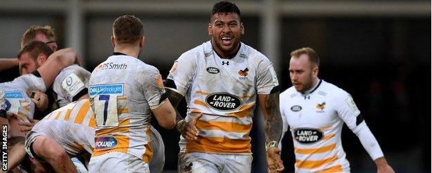 Wasps celebrate winning a penalty