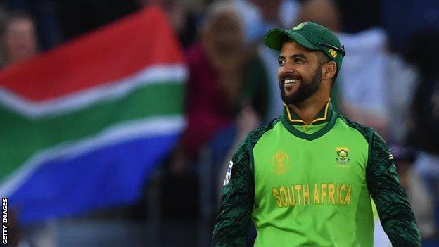 JP Duminy celebrates after taking a catch for South Africa