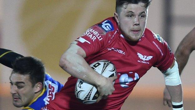 Steff Evans in action for Scarlets against Zebre