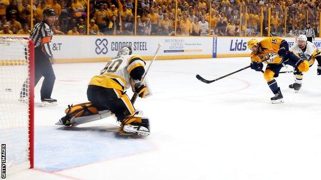 Craig Smith scores for Nashville Predators