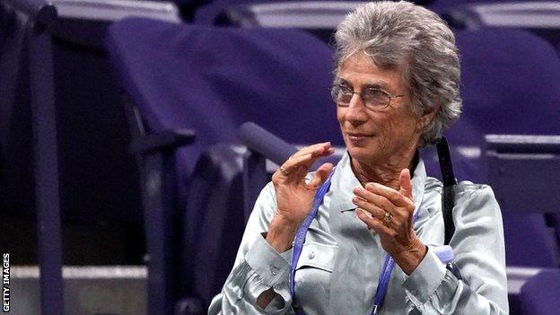 Virginia Wade watches Emma Raducanu