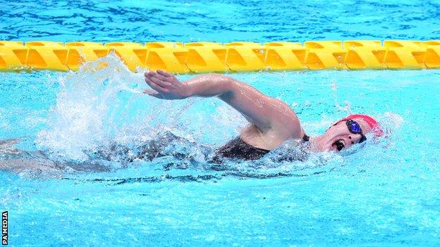 Suzanna Hext breathes to the right while swimming freestyle