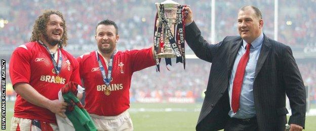 Adam Jones, Mefin Davies and Mike Ruddock with the Six Nations trophy in 2005