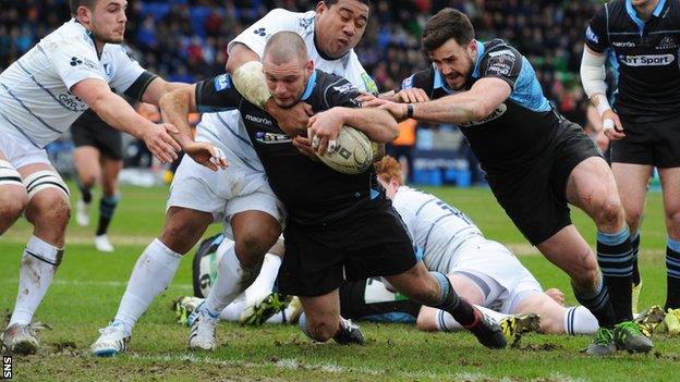 Gordon Reid scores a try for Glasgow Warriors