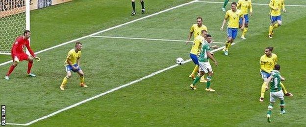 Wes Hoolahan scores for Ireland