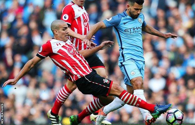 Oriol Romeu tackles Sergio Aguero