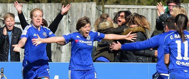 Fran Kirby (centre)