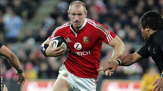 Gareth Thomas attacks for the 2005 Lions against New Zealand