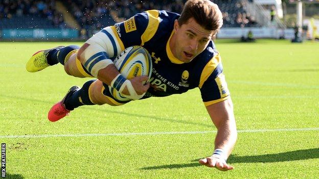 Wynard Olivier scores Worcester's try