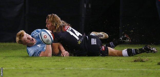 Tommy O'Brien scores a try against the Sharks