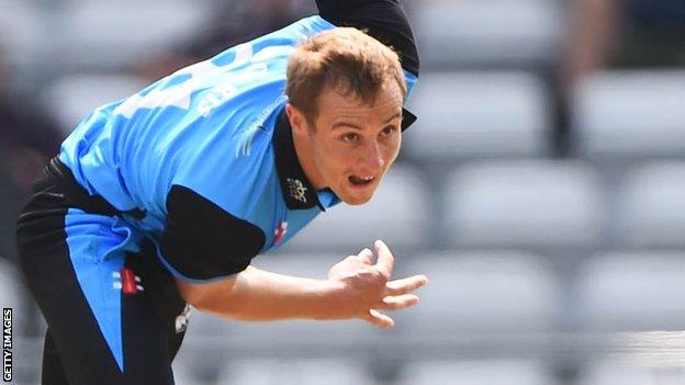 Charlie Morris bowling for Worcestershire