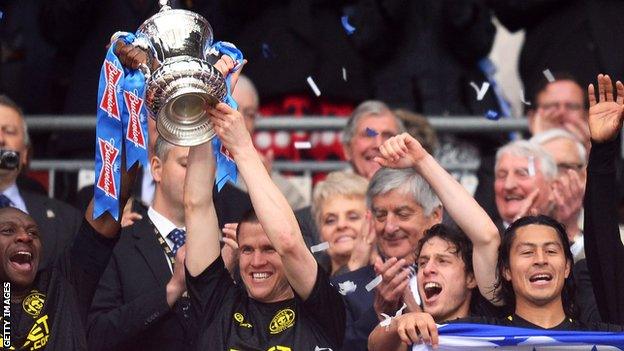 Gary Caldwell lifts the FA Cup