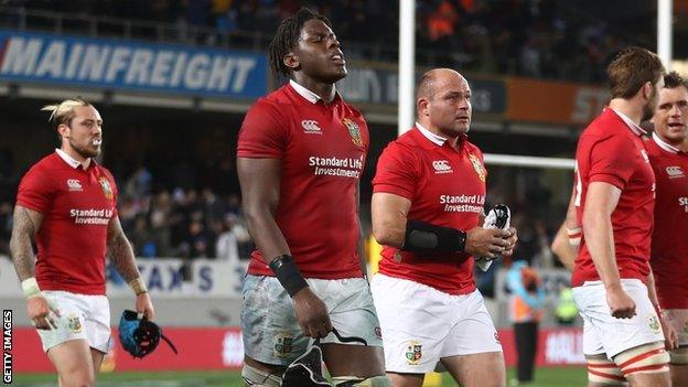 Maro Itoje leaves the field