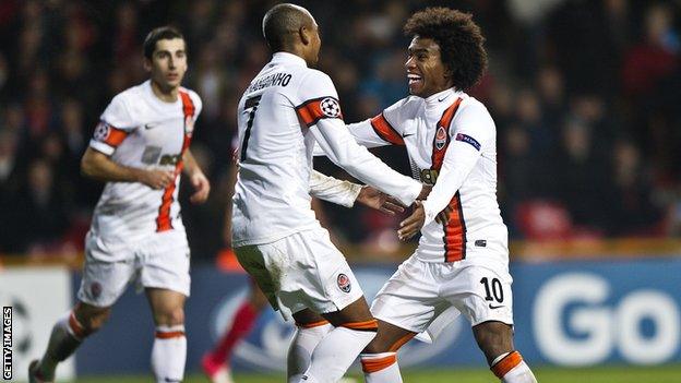 Fernandinho and Willian celebrate