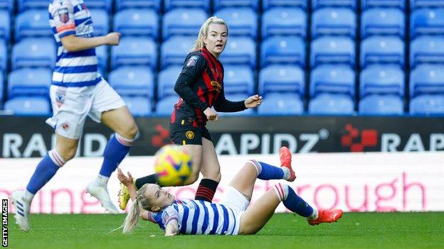 Lauren Hemp crosses ball