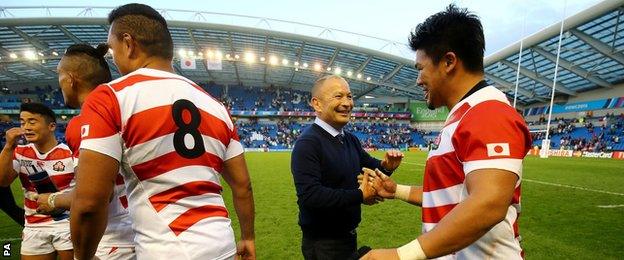 Eddie Jones (centre) congratulates Japanese players after beating South Africa