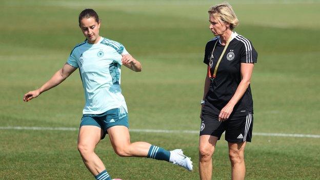 Martina Voss-Tecklenburg, head coach of Germany and Sara Däbritz during a training session