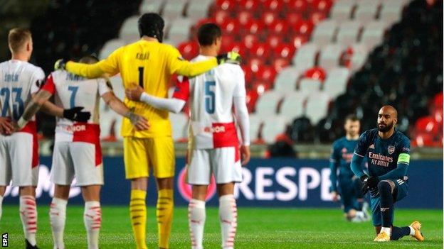 Lacazette takes the knee