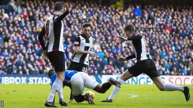 Jermain Defoe wins a penalty for Rangers against St Mirren