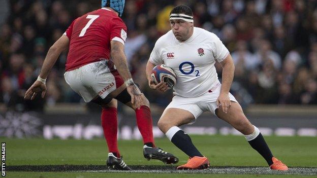 Jamie George tries to avoid a tackle from Wales' Justin Tipuric