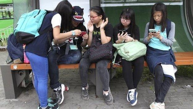 South Korean children with phones