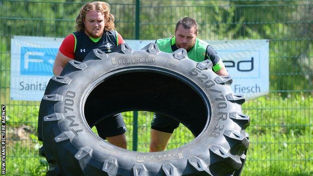 Ken Owens and Kristian Dacey in action in Switzerland in 2015