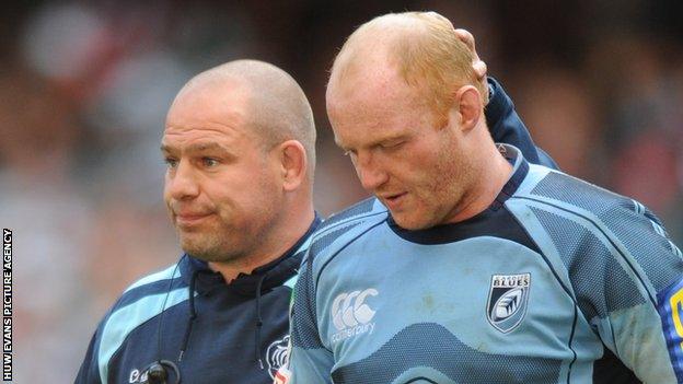 Martyn Williams (left) is consoled by Leicester coach Richard Cockerill after his missed kick