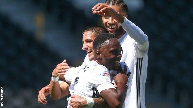 Fulham players celebrate Neeskens Kebano's first-half strike