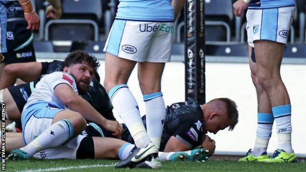 Ospreys hooker Ifan Phillips scores the opening try