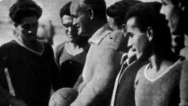 Patrick O'Connell with the Real Betis team he led to the Spanish championship in 1935