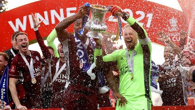 Kasper Schmeichel and Wes Morgan lifting the trophy