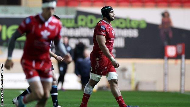 Sione Kalamafoni walks off after being shown a red card