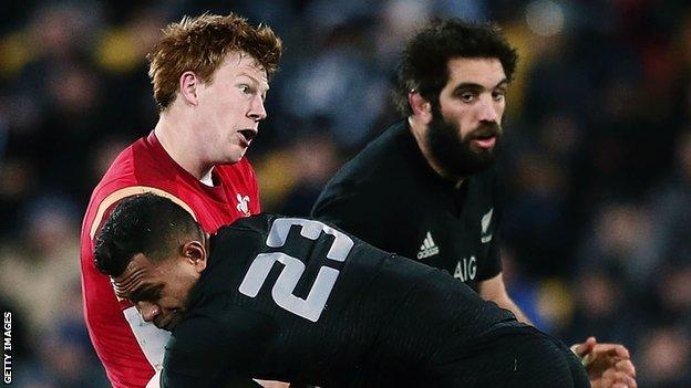 Rhys Patchell is tackled