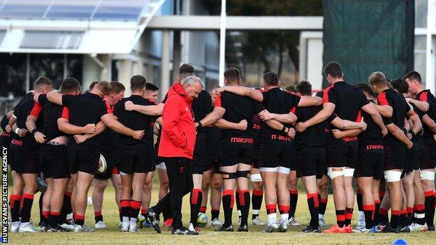 Wales players in a huddle in South Africa in 2022