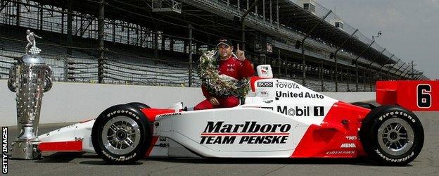 Gil de Ferran poses with the Indy 500 trophy