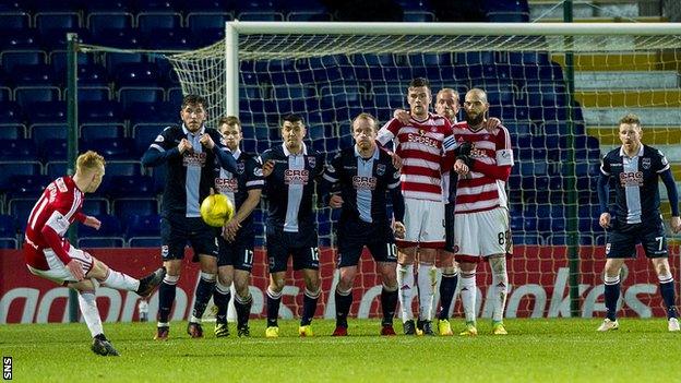 Ali Crawford curls home a free-kick to bring Hamilton level