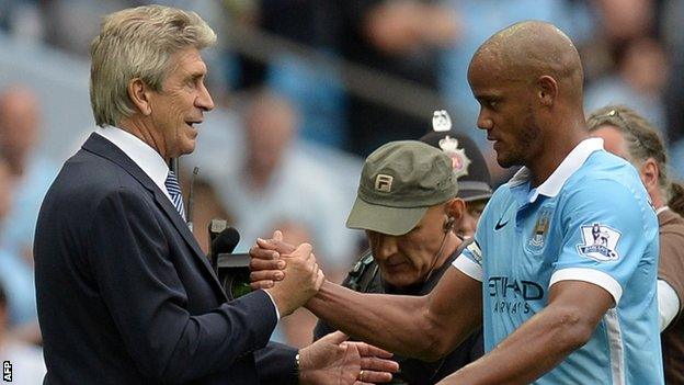 Manuel Pellegrini and Vincent Kompany shake hands