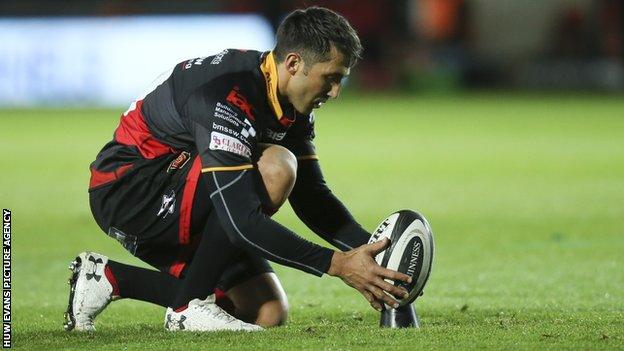 Dragons fly-half Gavin Henson kicked 11 points to keep the Welsh side ahead